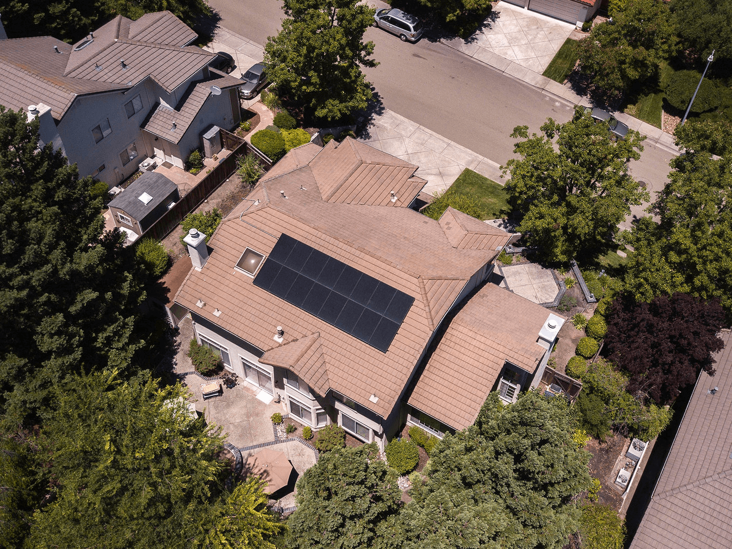 Large-house-with-solar-panels-on-the-roof